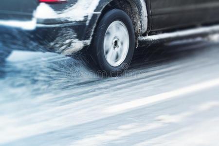 特写镜头关于一c一r轮子出行通过雪