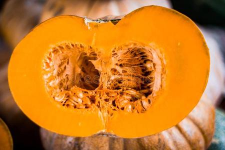 将切开南瓜显示为卖在蔬菜交易照片