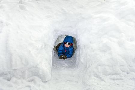 六-年-老的男孩有样子的出局从一雪