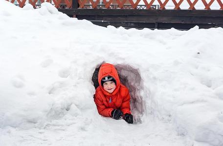 六-年-老的男孩有样子的出局从一雪