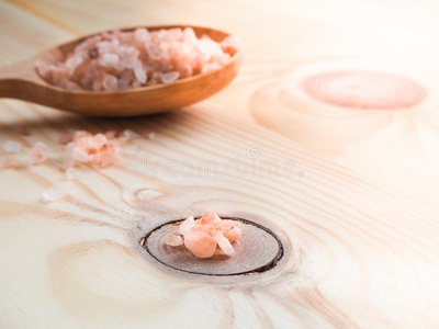 大大地粉红色的喜玛拉雅的盐和木制的勺向木制的表.