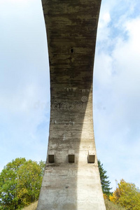 拱顶在下面一铁路桥在近处指已提到的人村民托卡雷夫卡。缰蛋白
