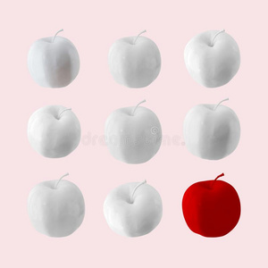 白色的苹果和红色的苹果向粉红色的彩色粉笔背景.