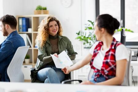 女性的办公室员工礼物每别的文件