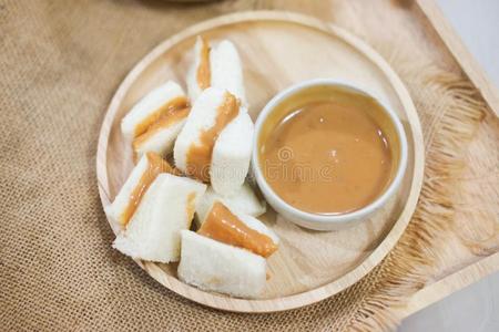 一件关于蒸熟的面包和ThaiAirwaysInternational泰航国际茶水蛋奶糊