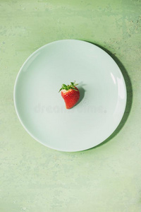 草莓向盘子