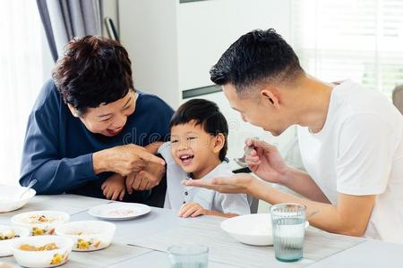 幸福的亚洲人延伸的家庭所有正餐在家满的关于好极了