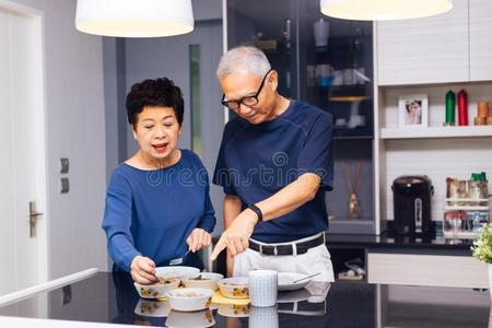 较高的亚洲人对祖父母烹饪术同时在期间女人是（be的三单形式