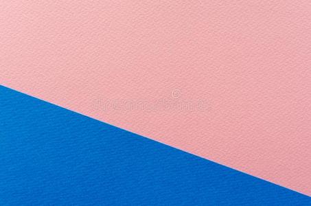 有色的几何学的蓝色和粉红色的纸质地背景.