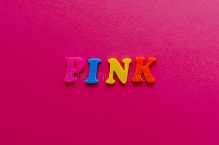 单词`粉红色的`从塑料制品有色的磁铁文学向粉红色的纸波黑照片