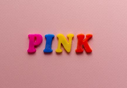 单词`粉红色的`从塑料制品有色的磁铁文学向粉红色的纸波黑
