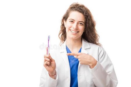 微笑的女性的医生展映一牙刷子