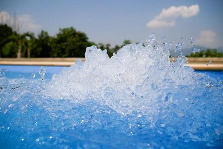 美丽的游泳水池蓝色水背景,休闲健身中心和波浪式浴盆wickets三柱门