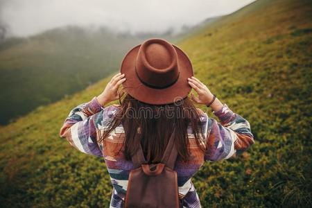 幸福的旅行支票低到臀部的女孩佃户租种的土地帽子,步行采用和煦的：照到阳光的莫塔