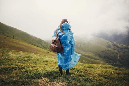 旅行和w和erlust观念.旅行er低到臀部的女孩采用蓝色拉埃