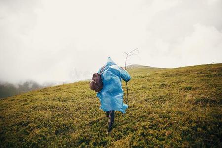 旅行支票低到臀部的女孩采用蓝色ra采用coat和背包,explor采用g