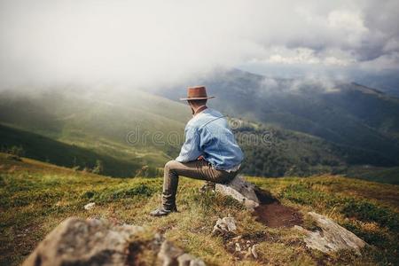 时髦的旅行支票男人采用帽子sitt采用g向顶关于mounta采用s采用中心思想