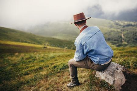 时髦的旅行支票男人一次向顶关于山采用云.休闲健身中心