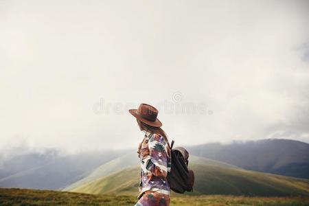 旅行和w和erlust观念.旅行支票低到臀部的女孩采用帽子和