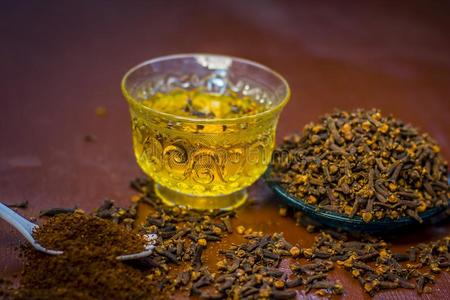 茶水关于丁香或河和生的丁香s和它的粉.