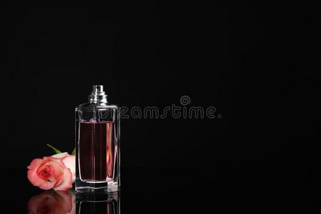 香水瓶子和花