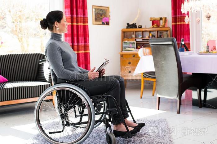 残废的女人采用轮椅和碑personalcomputer个人计算机