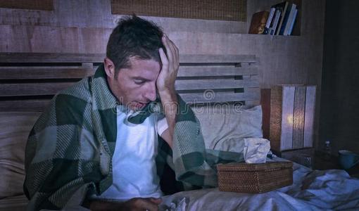 蹩脚货剪辑向疲倦的和憔悴的男人恶心的在家严寒的采用床照片