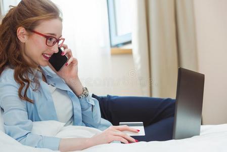 幸福的年幼的女商人使用碑personalcomputer个人计算机采用旅馆房间.Onl采用e