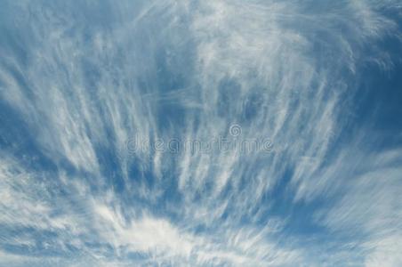 美丽的白色的云反对指已提到的人蓝色天.质地关于云
