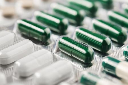 堆关于医学的药丸采用白色的,绿色的和别的国旗.药草的英语字母表的第13个字母