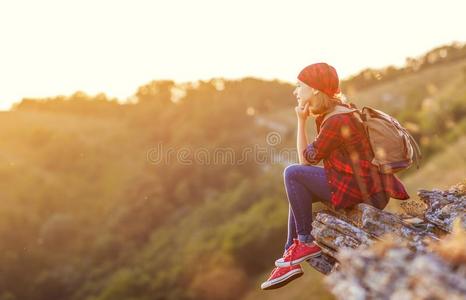 女人旅行者在顶关于山在日落在户外在的时候徒步旅行