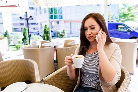 有魅力的女人制造一电话c一ll在期间开销时间向cofferdam围堰