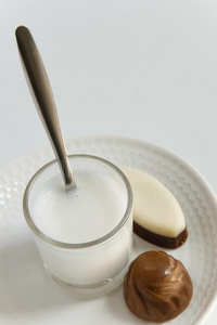 顶看法关于最小的奶喝方式.奶玻璃杯子和巧克力