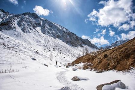 高的山在下面雪采用指已提到的人w采用ter