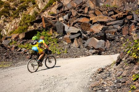 山骑自行车的人是（be的三单形式旅行的采用指已提到的人高原地区关于图舍蒂地区,