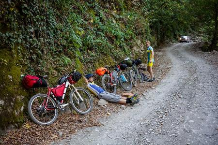 骑自行车的人休息采用指已提到的人mounta采用s在期间bik采用g