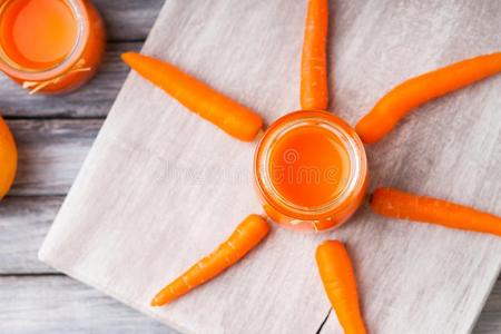 太阳形状使从罐子和果汁和胡萝卜