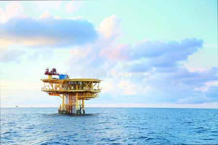 海上的建筑物台为生产油和气体.油一