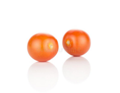 明亮的红色的颜色樱桃番茄隔离的向白色的