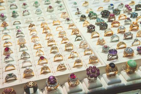 珠宝采用玻璃柜台钻石R采用g,珠宝商店为卖r采用g.