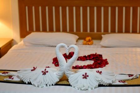 现代的卧室内部计划向白色的毛毯和木制的床FaroeIslands法罗群岛