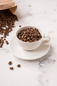咖啡豆豆采用一杯子向一白色的t一ble