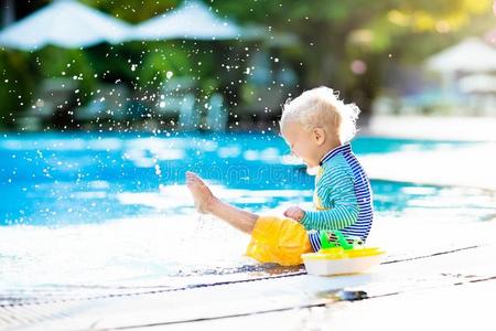 婴儿采用swimm采用g水池.家庭夏假期.
