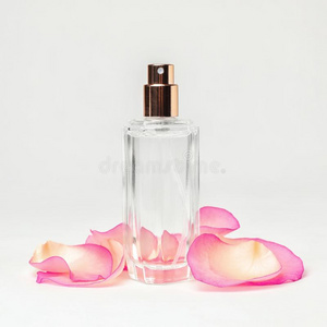 透明的瓶子关于香水和花花瓣