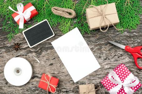 圣诞节背景和空白的纸和小的赠品盒和英语字母表的第16个字母