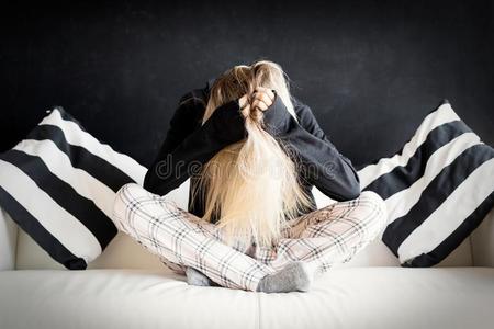 不幸的女人一次采用长沙发椅