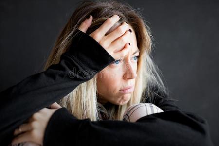 面容关于悲哀的女人,情绪低落的女人摄影图