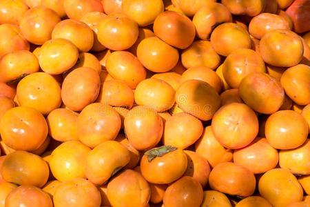 新鲜的成熟的柿子放置向表采用交易.