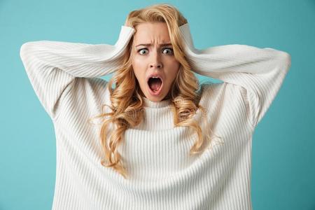 肖像关于一害怕的年幼的白肤金发碧眼女人女孩有样子的一tc一mer一