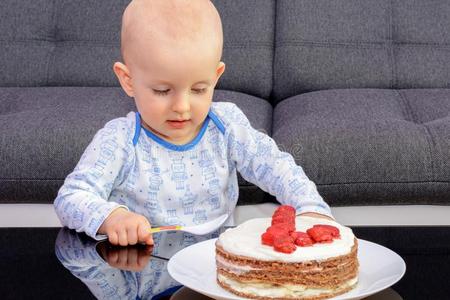 小的男孩吃生日蛋糕和一勺,h一ppy生日.